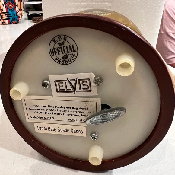 Elvis Presley musical snow globe - Picture 7 of 7